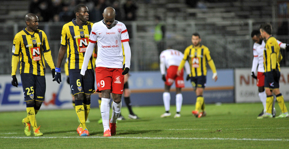 L&rsquo;ASNL s&rsquo;incline sur une pelouse d&rsquo;Avignon balay&eacute;e par un vent tr&egrave;s fort&nbsp;&nbsp;(photo Fabrice Foures/AC Arles-Avignon).