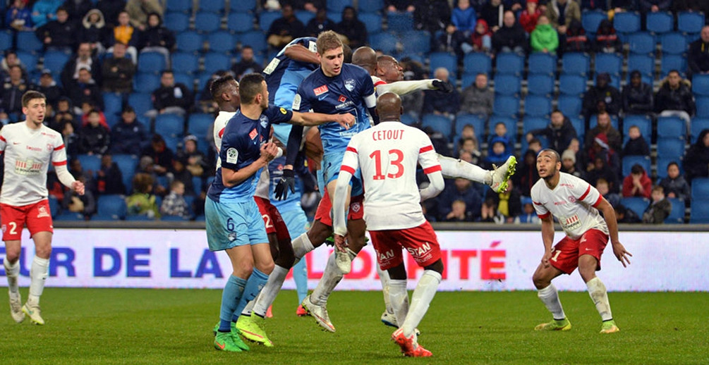 Gr&acirc;ce &agrave; une d&eacute;fense intraitable, l&rsquo;ASNL a stopp&eacute; la s&eacute;rie du HAC (photo E. Lelaidier/HAC).
