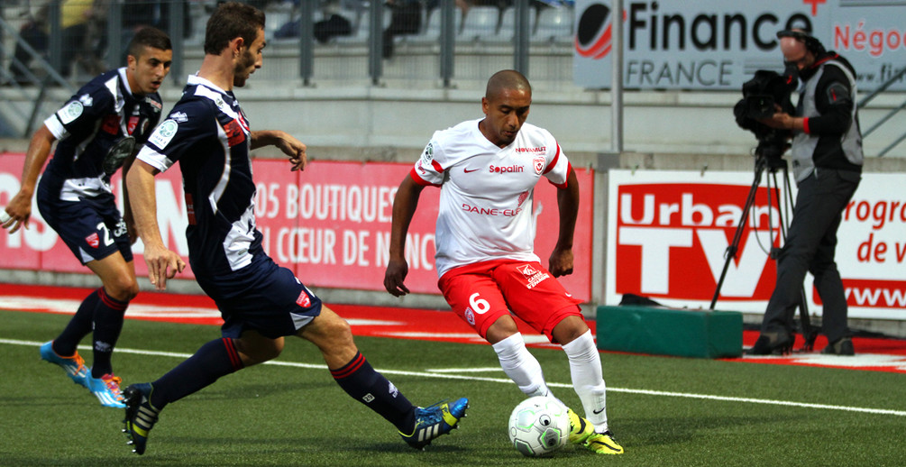 Solide dans le jeu, l'ASNL est moins inspir&eacute;e en attaque.