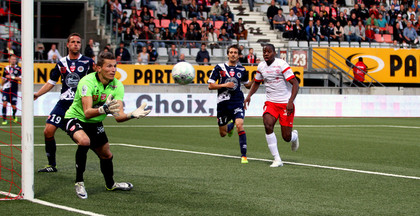 Michel capte la tête d'Hadji