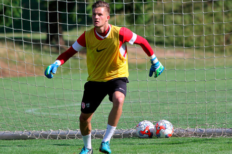 Menay se tient prêt